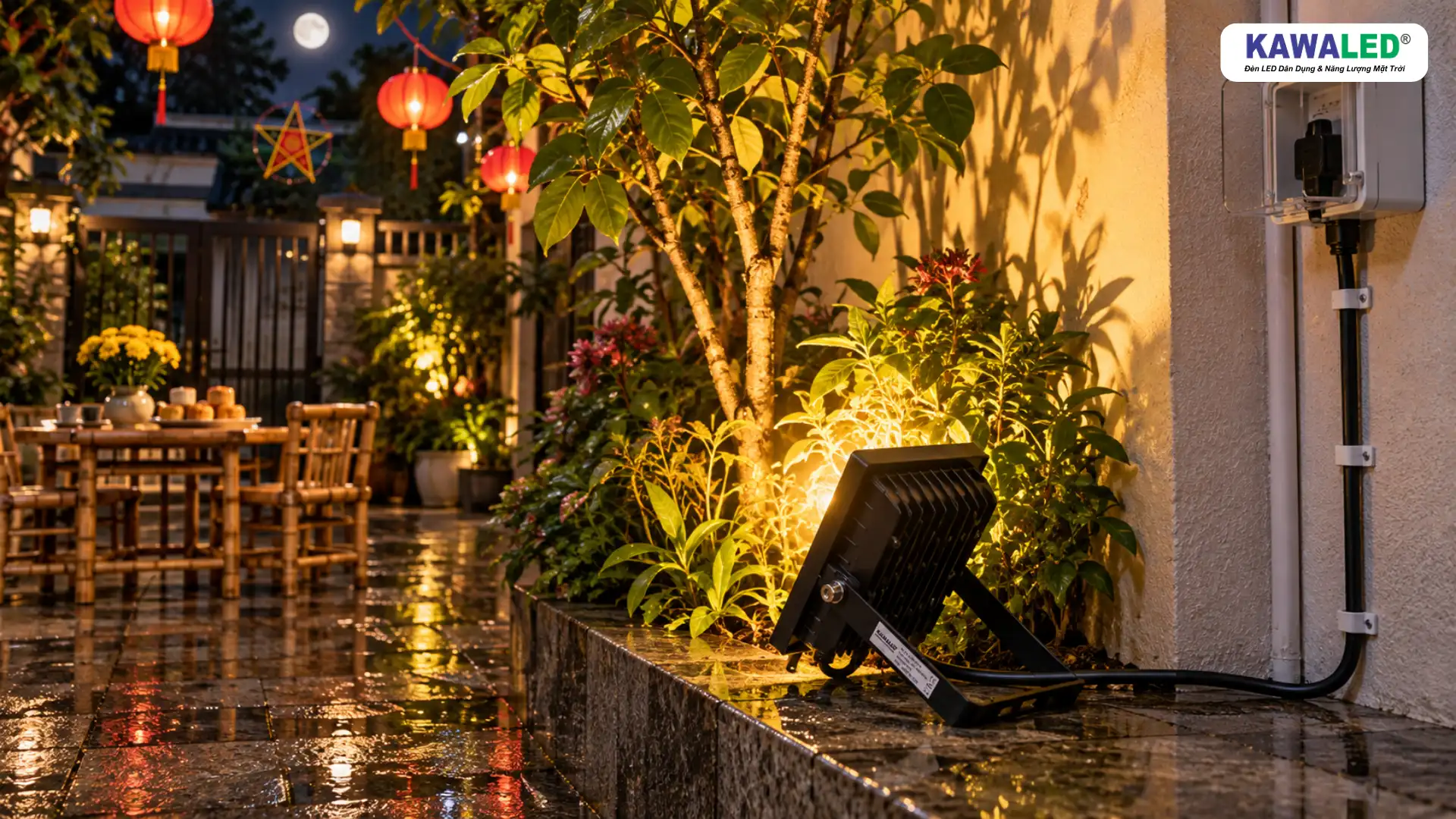Đèn pha ngoài trời với dây điện và đầu nối đặt cao trong hộp bảo vệ chống mưa