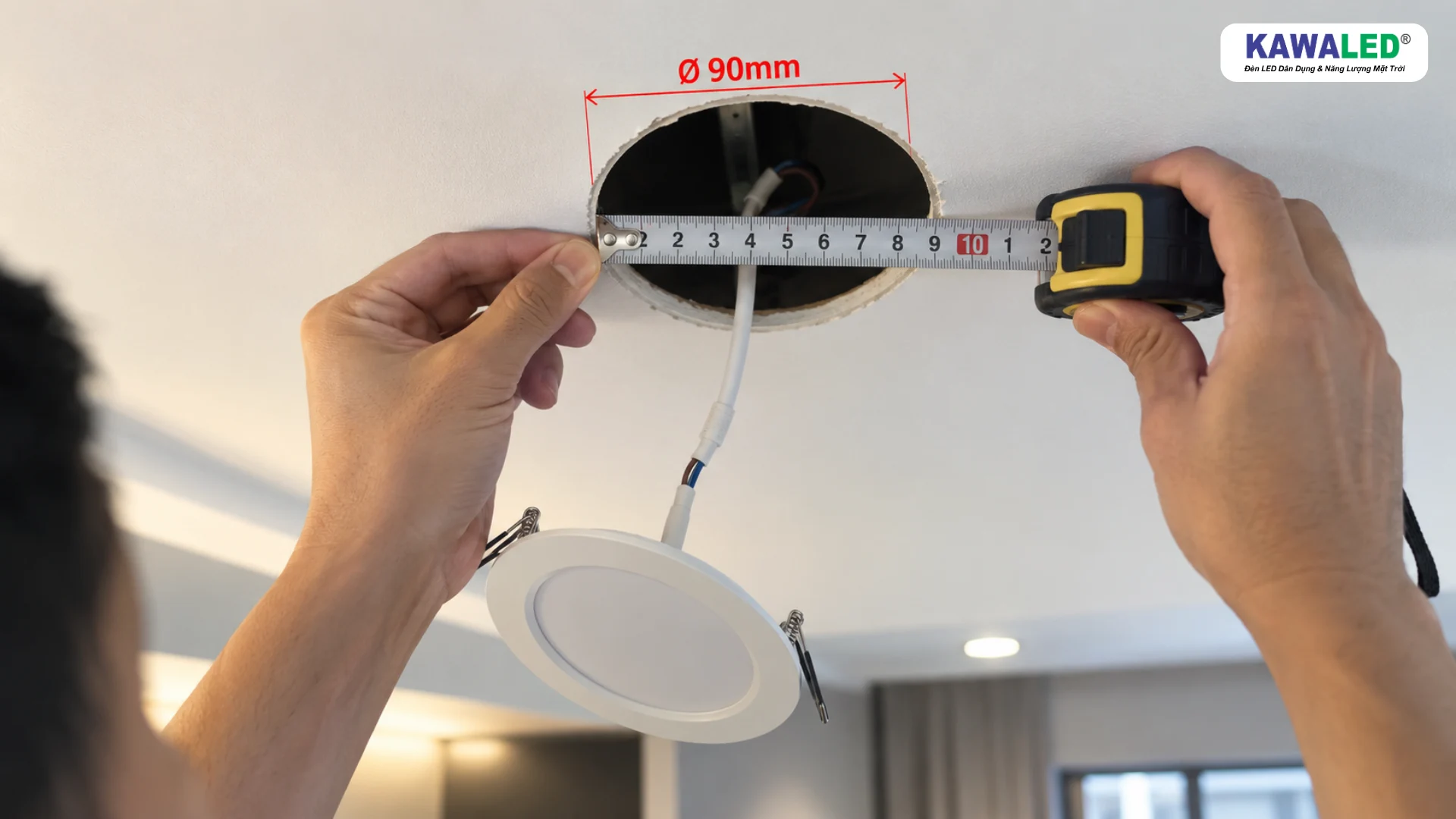 Đèn LED âm trần lắp hoàn thiện trong phòng khách trần thạch cao