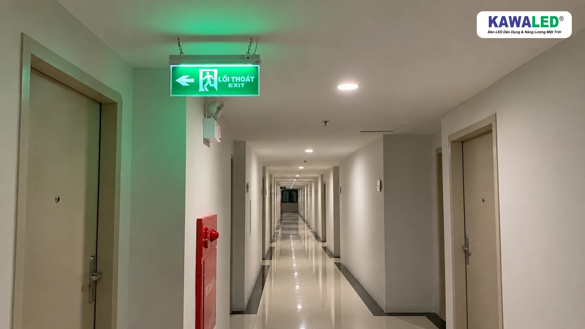 Cách lắp đèn exit tại vị trí dễ quan sát trong hành lang