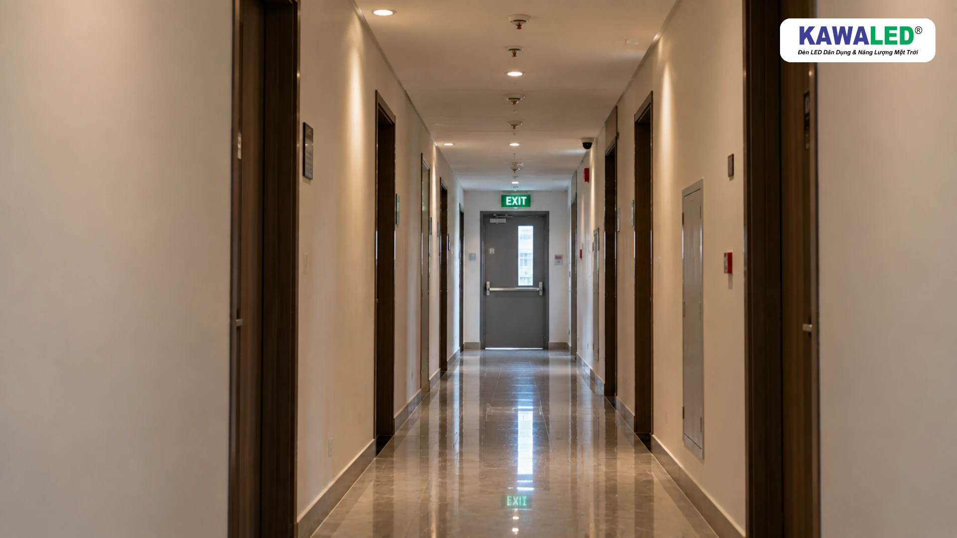 Chỉ lắp một đèn exit thoát hiểm ở cuối hành lang dài