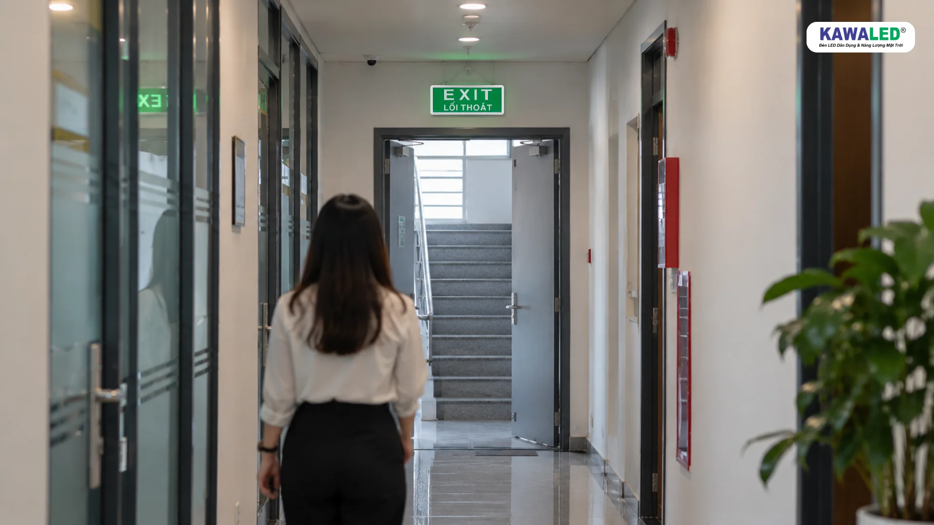 Đèn EXIT 1 mặt lắp phía trên cửa cầu thang thoát hiểm
