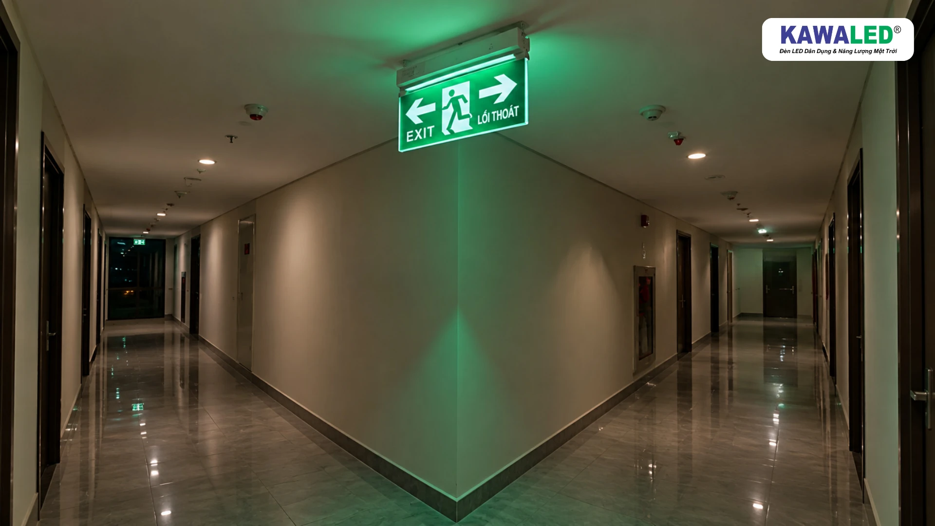 Đèn exit 2 mặt lắp tại điểm giao giữa hai hành lang