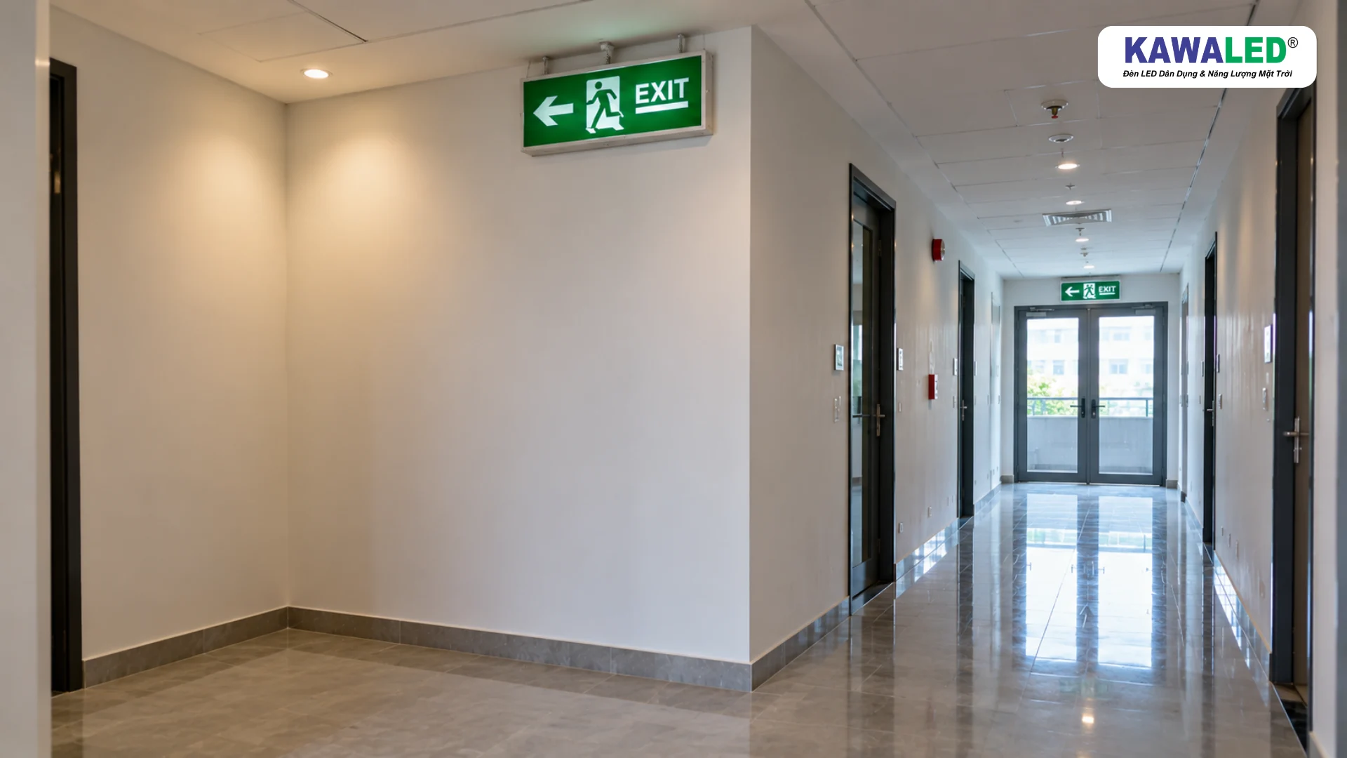 Đèn exit chỉ hướng sai về phía không có lối thoát
