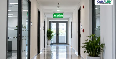 Đèn exit thoát hiểm lắp đúng vị trí tại hành lang văn phòng