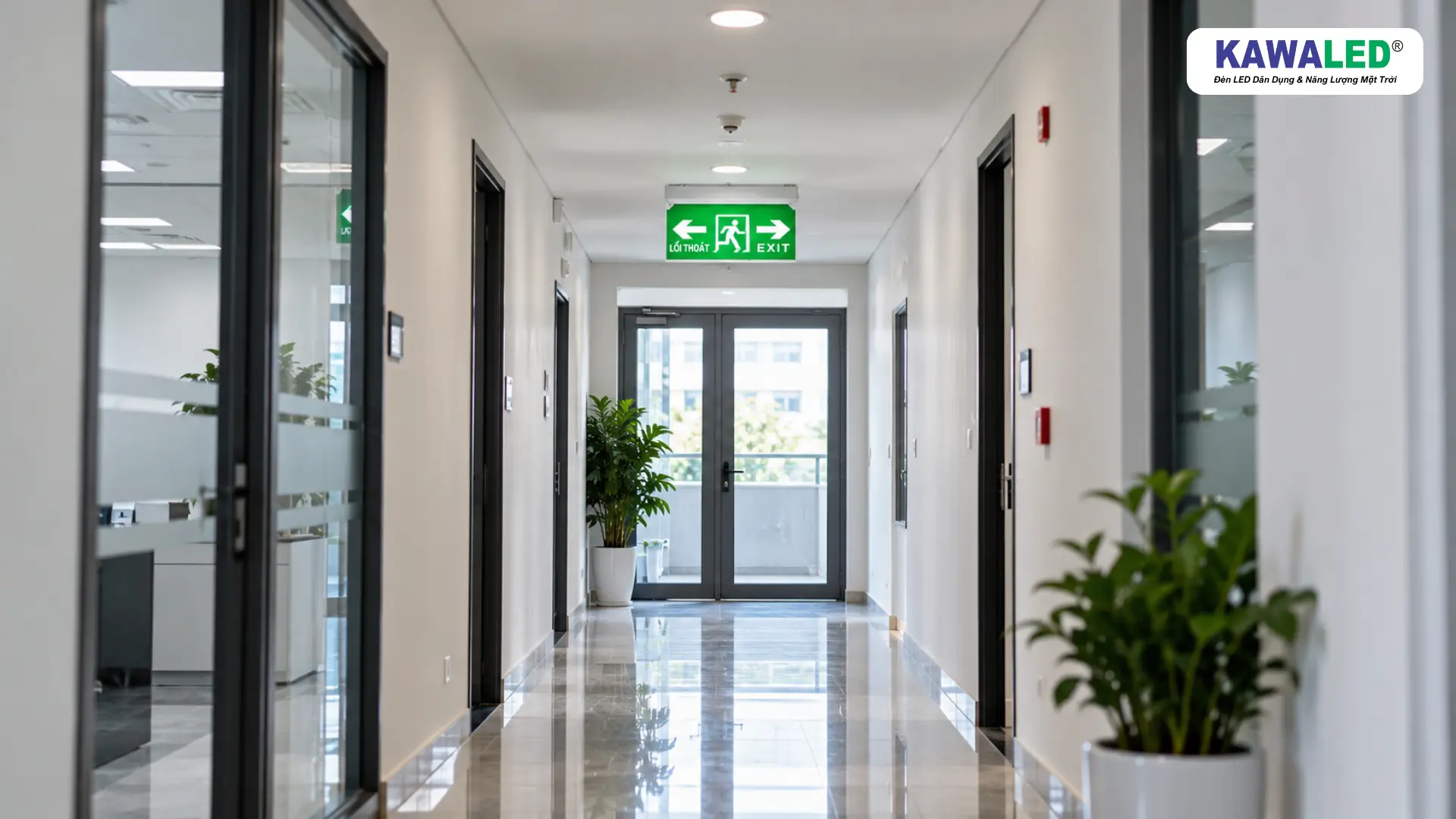Đèn exit thoát hiểm lắp đúng vị trí tại hành lang văn phòng