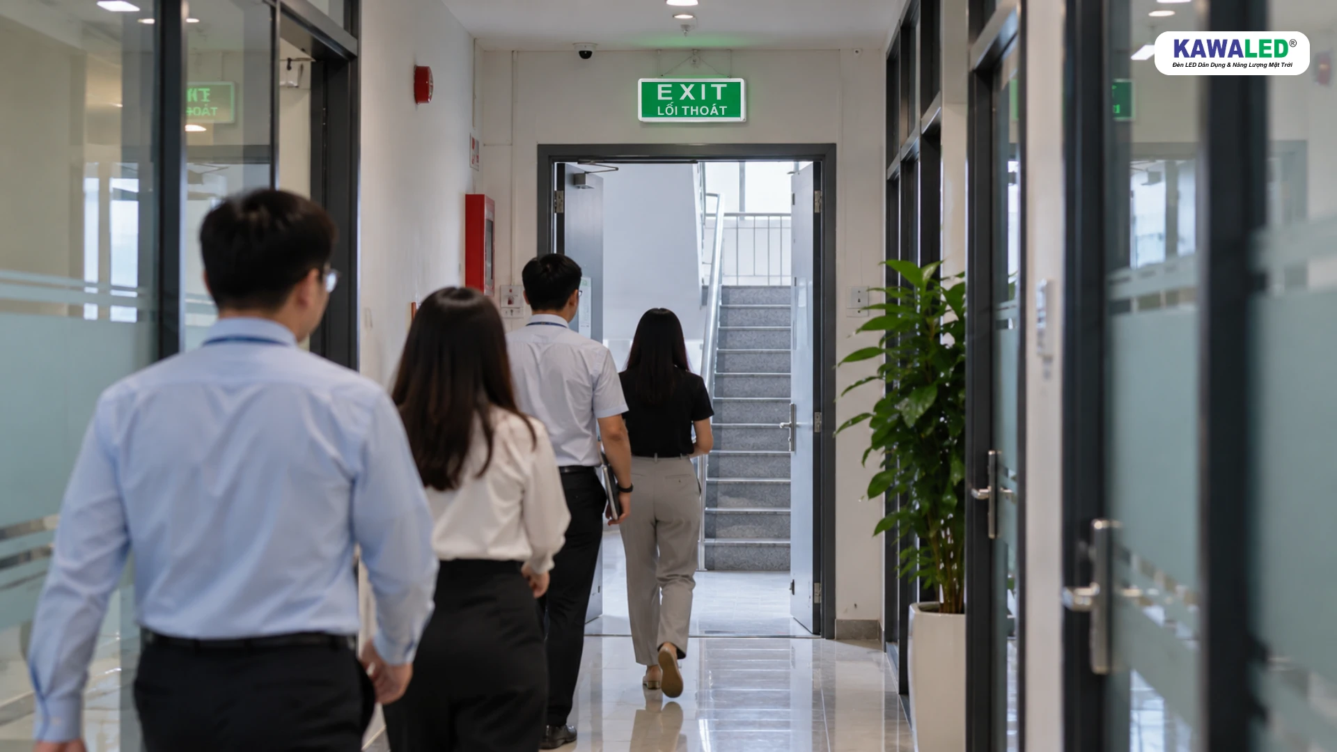 Đèn EXIT thoát hiểm chỉ dẫn lối ra cầu thang tại văn phòng