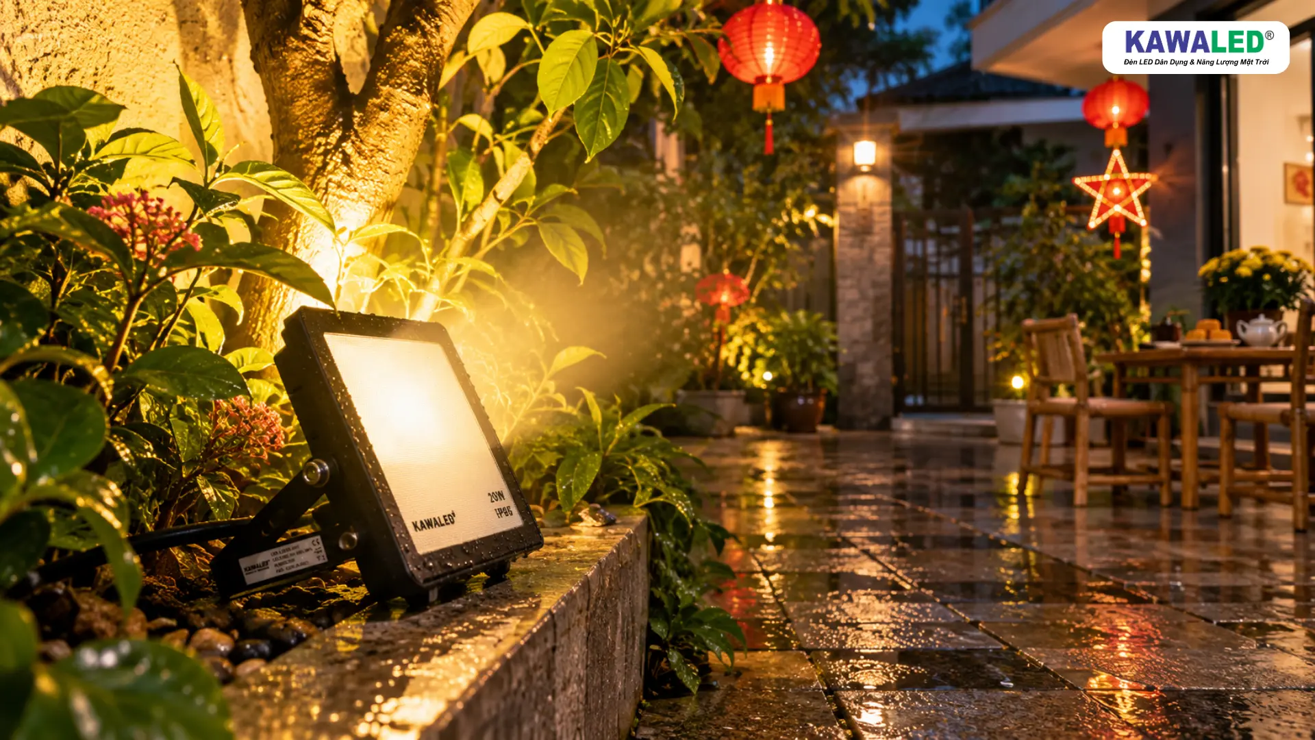 Đèn pha đổi màu KAWALED chiếu ánh sáng vàng ấm lên cây trong sân vườn Trung Thu