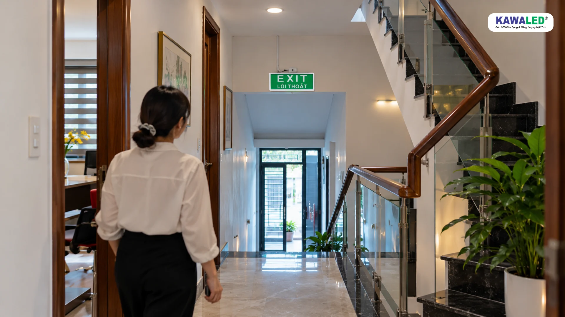 Đèn thoát hiểm lắp tại hành lang cầu thang nhà phố nhiều tầng