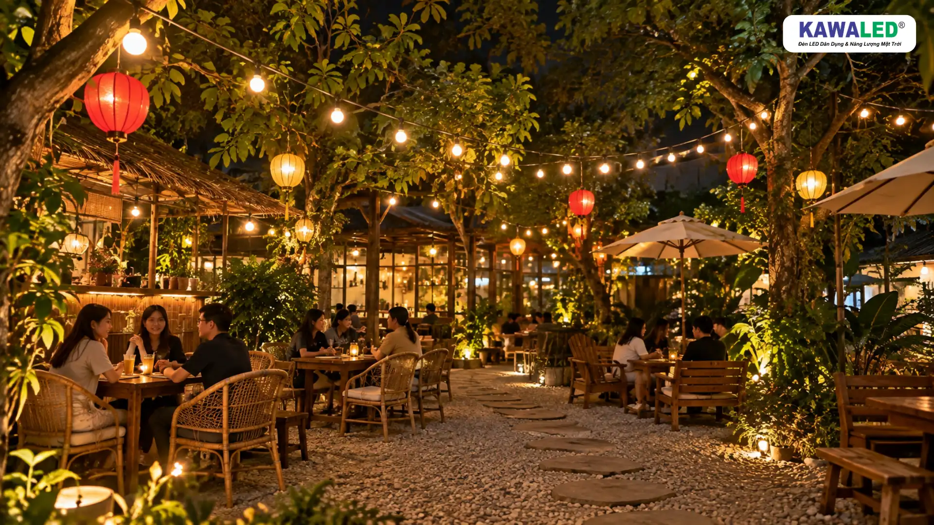 Đèn trang trí quán cà phê ngoài trời treo dưới tán cây