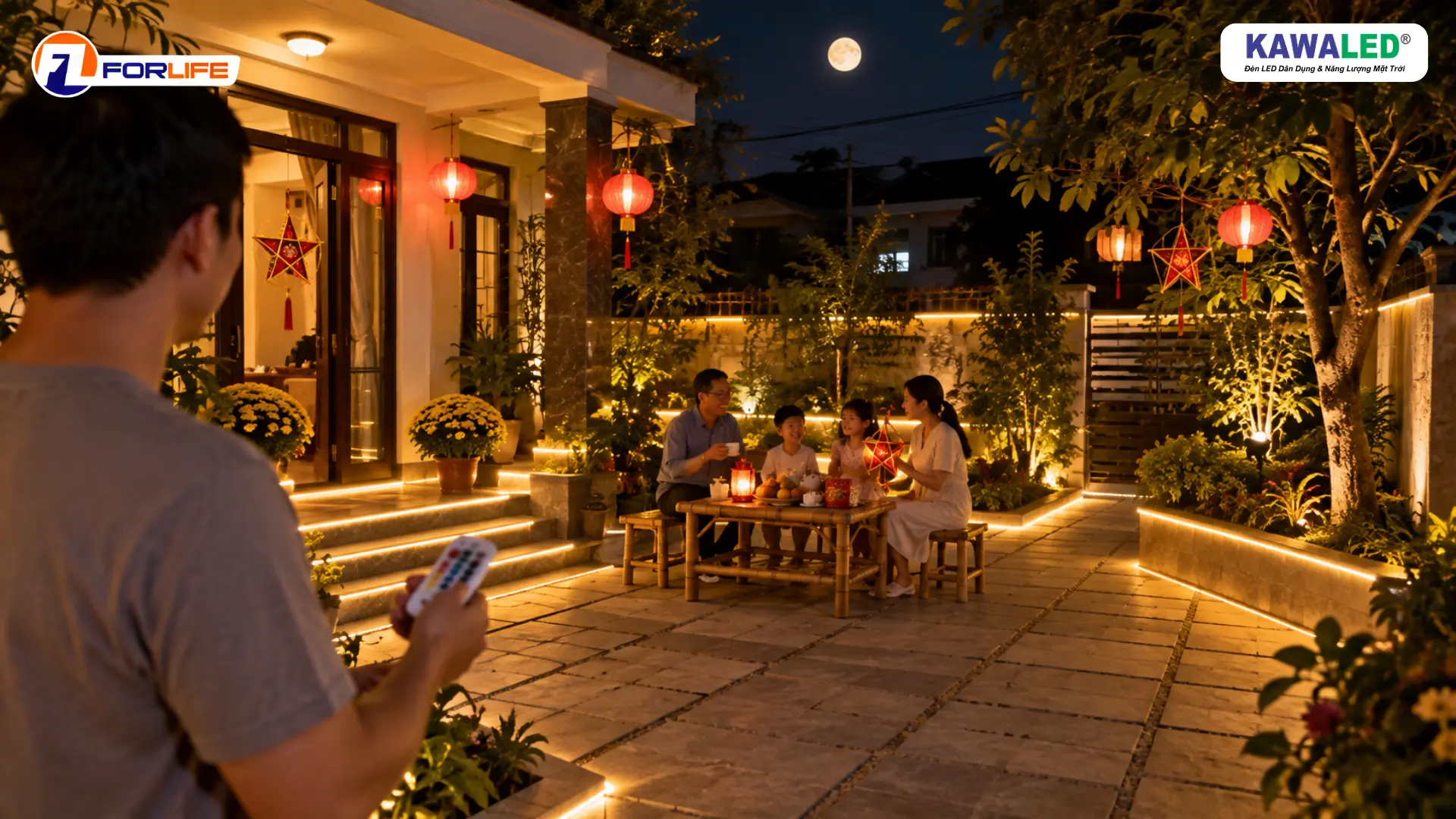 Người dùng cầm remote kiểm tra màu LED dây khi decor Trung Thu ngoài trời