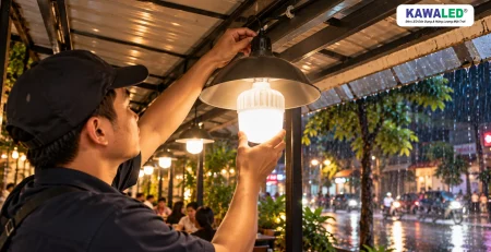 Kiểm tra đui đèn và dây điện khi sử dụng bóng đèn chiếu sáng mùa mưa