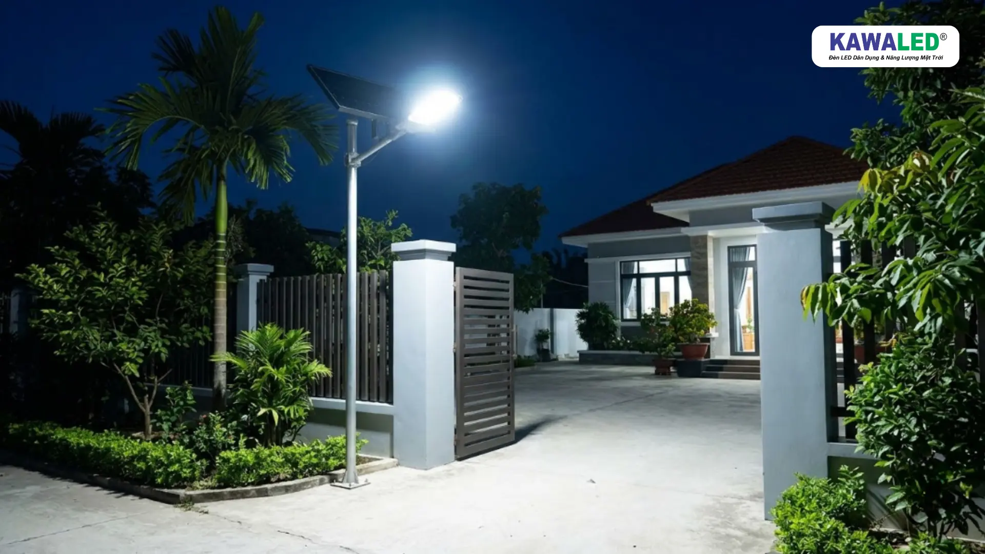 Đèn năng lượng mặt trời 200W lắp trên trụ tại sân nhà