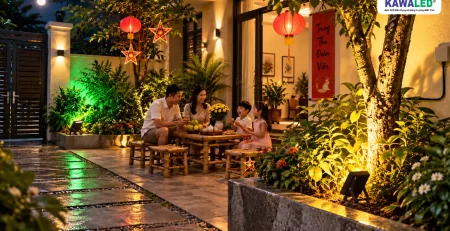 Phối ánh sáng vàng ấm và xanh lá bằng đèn pha đổi màu trong sân Trung Thu