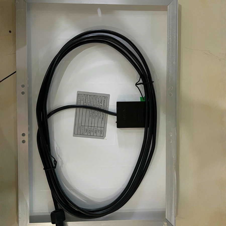 Mặt sau tấm pin và dây kết nối đèn pha năng lượng mặt trời SL1-100W