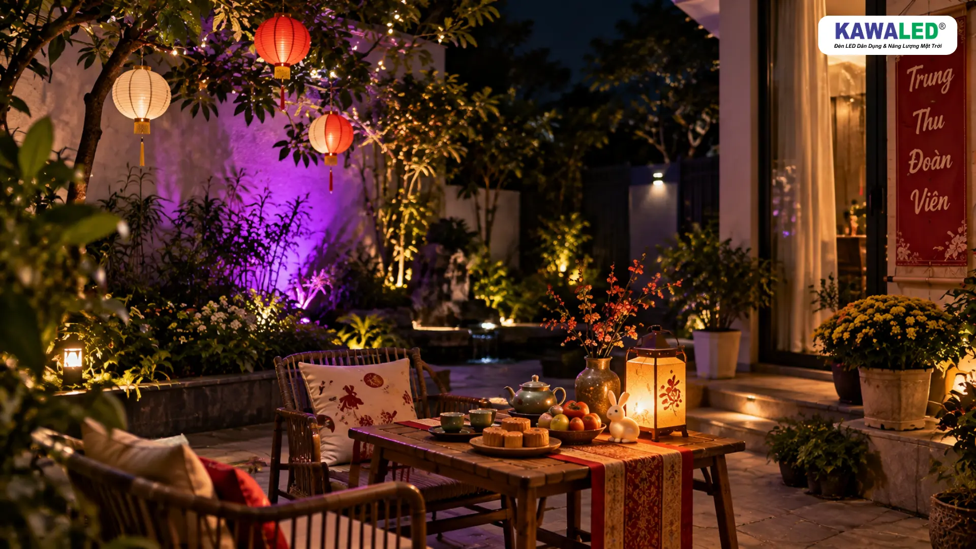 Trang trí Trung Thu đơn giản tại sân vườn với ánh sáng tím chiếu hắt tạo chiều sâu