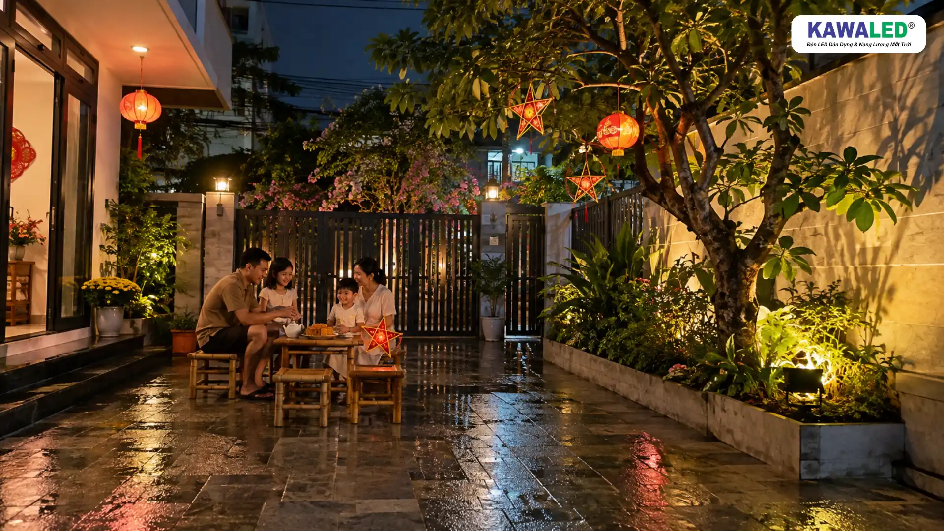 Trang trí Trung Thu ngoài trời tại sân nhà sau mưa với đèn pha chiếu cây và lồng đèn
