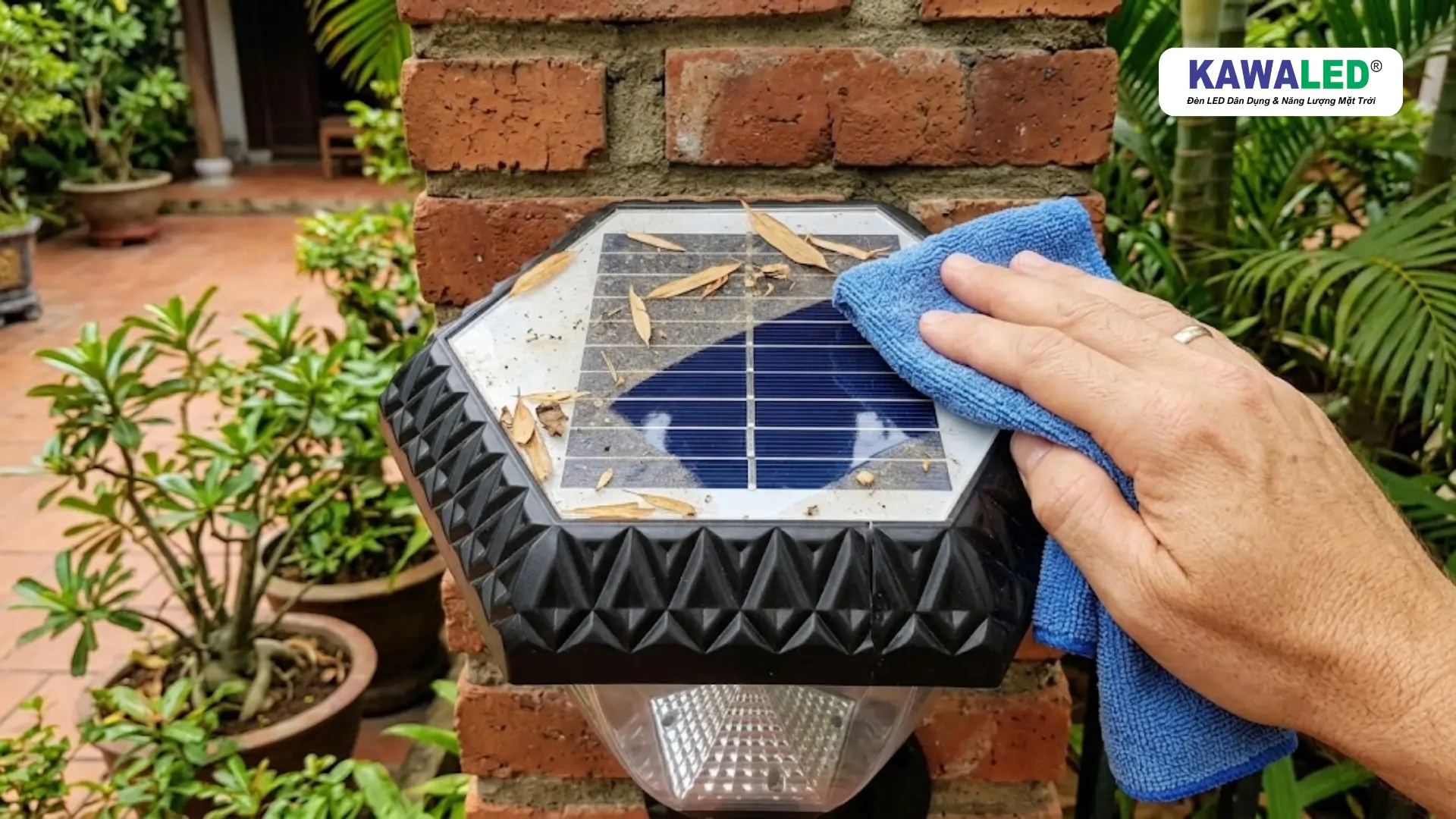 Vệ sinh tấm pin đèn năng lượng mặt trời gắn tường để tăng hiệu quả sạc