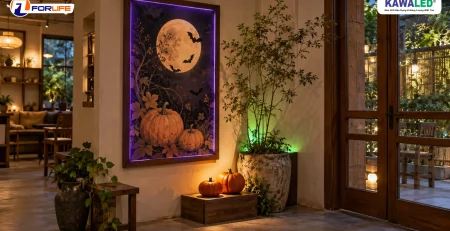 Bảng Halloween hình bí ngô và trăng có viền sáng tím, bên cạnh hai quả bí ngô và chậu cây ánh xanh lá.