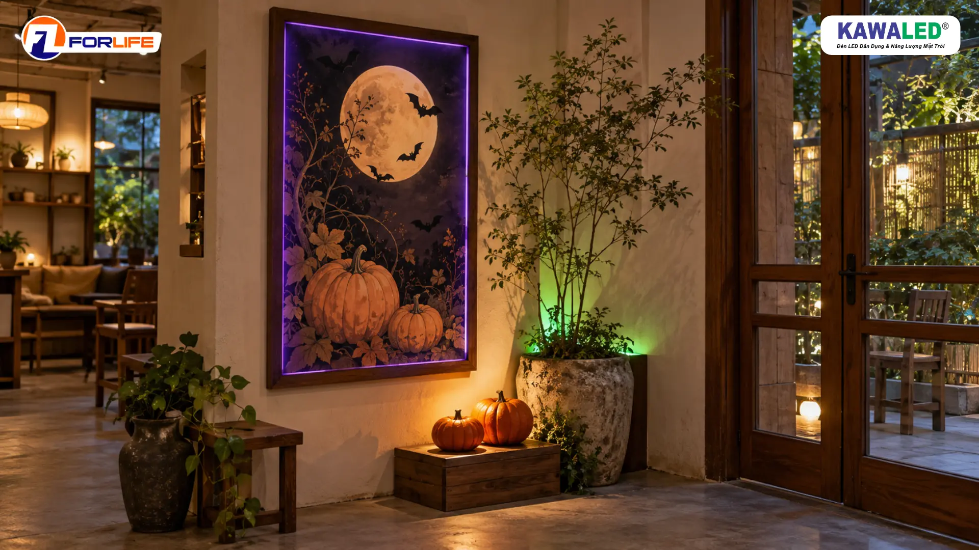 Bảng Halloween hình bí ngô và trăng có viền sáng tím, bên cạnh hai quả bí ngô và chậu cây ánh xanh lá.