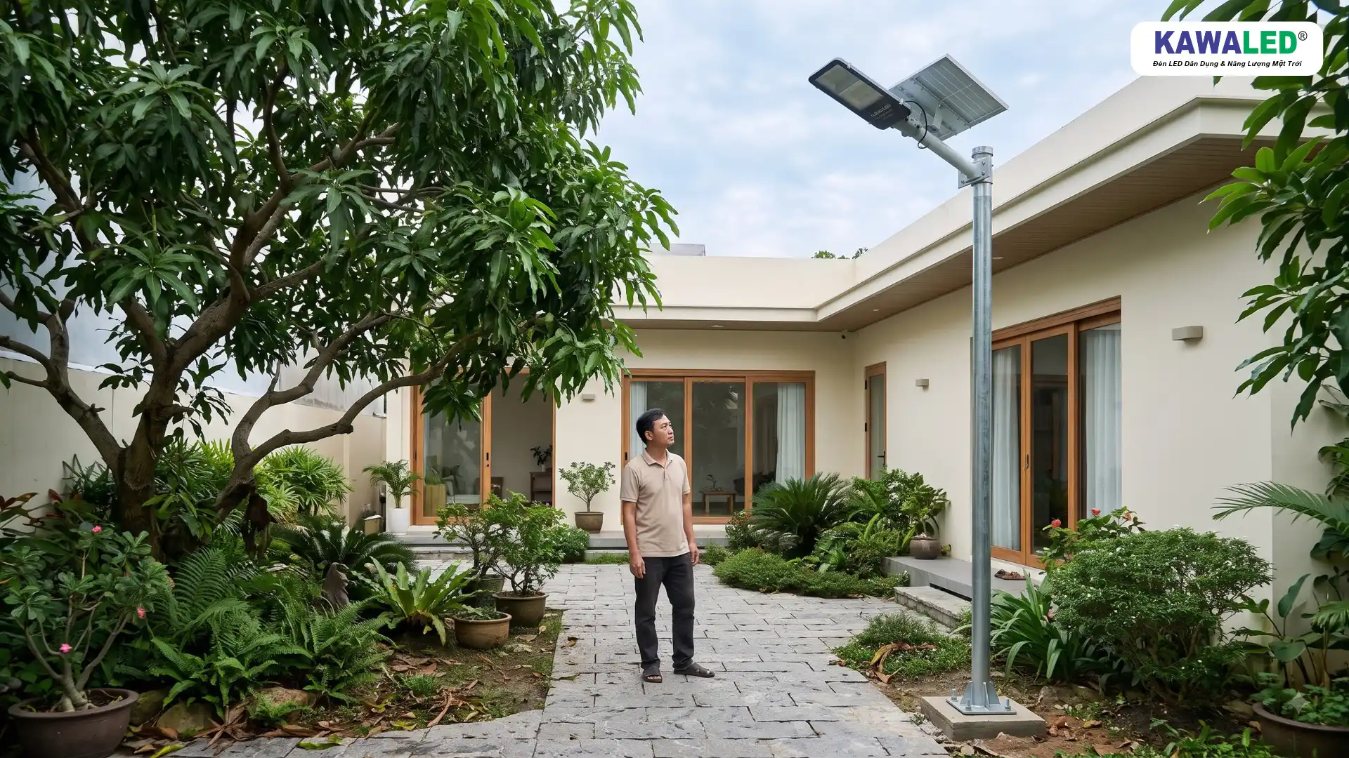 Đèn đường năng lượng mặt trời KAWALED lắp trên cột thép tại sân vườn nhiều cây xanh.