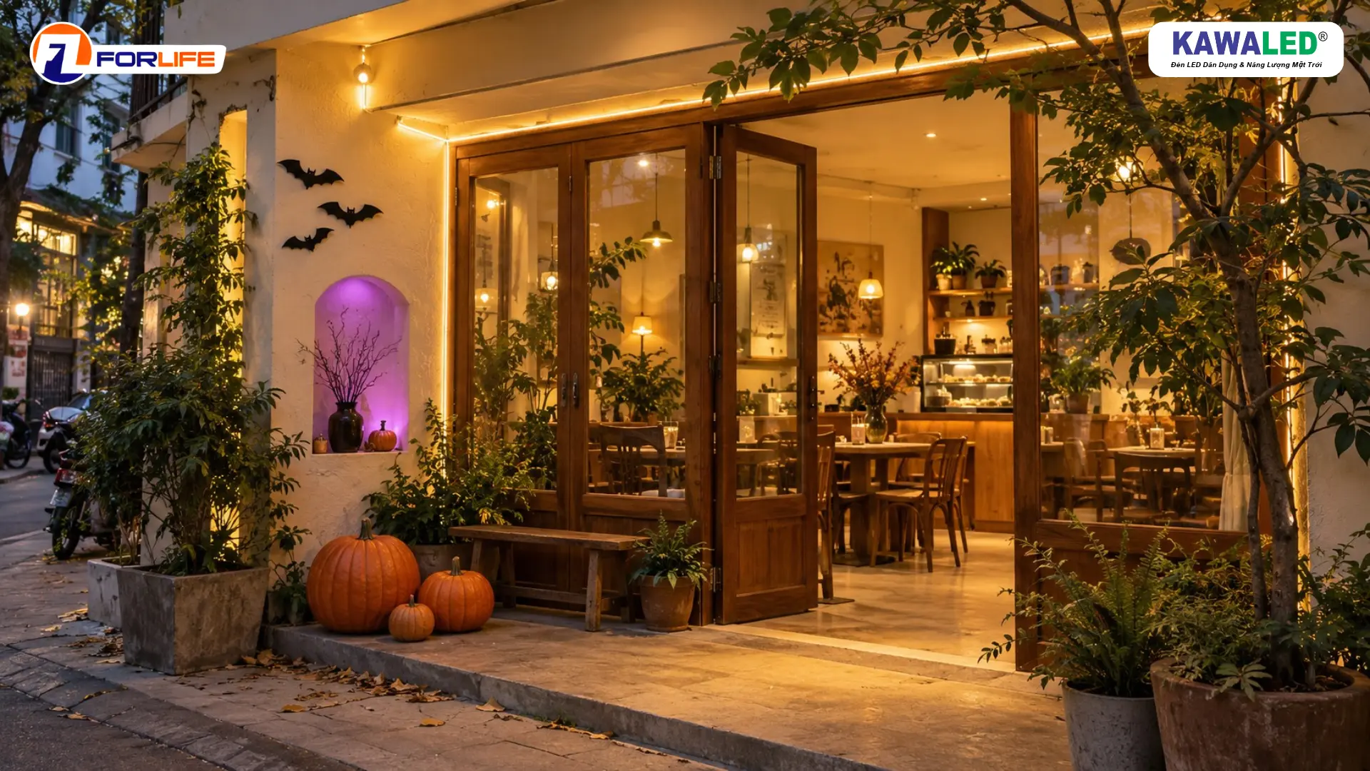 Cách trang trí Halloween đơn giản với LED dây vàng quanh khung cửa và bí ngô trước quán cà phê.