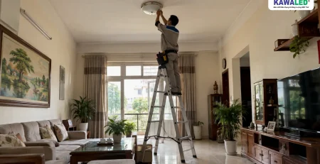 Kỹ thuật viên kiểm tra vị trí đèn LED ốp trần khi cải tạo nhà cũ