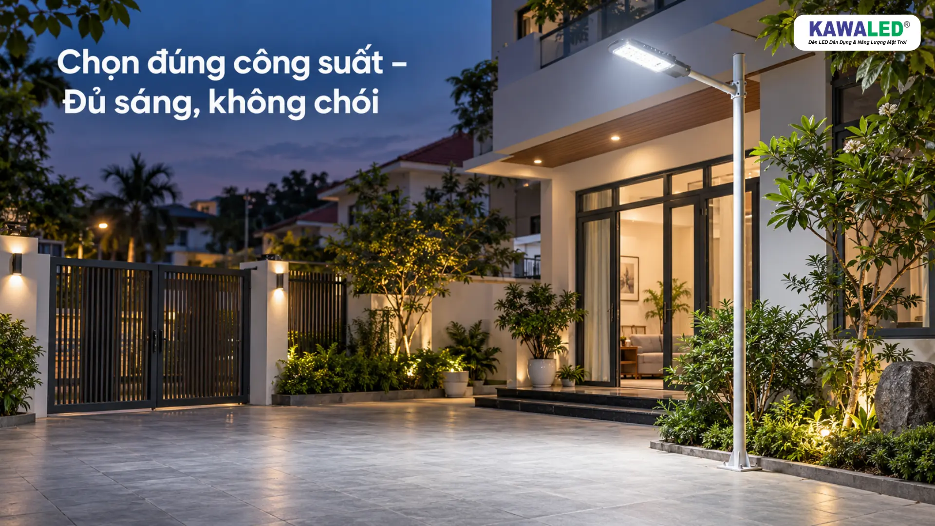 Đèn chiếu sáng ngoài trời KAWALED SST lắp trên trụ, chiếu sáng sân nhà rộng vào buổi tối.