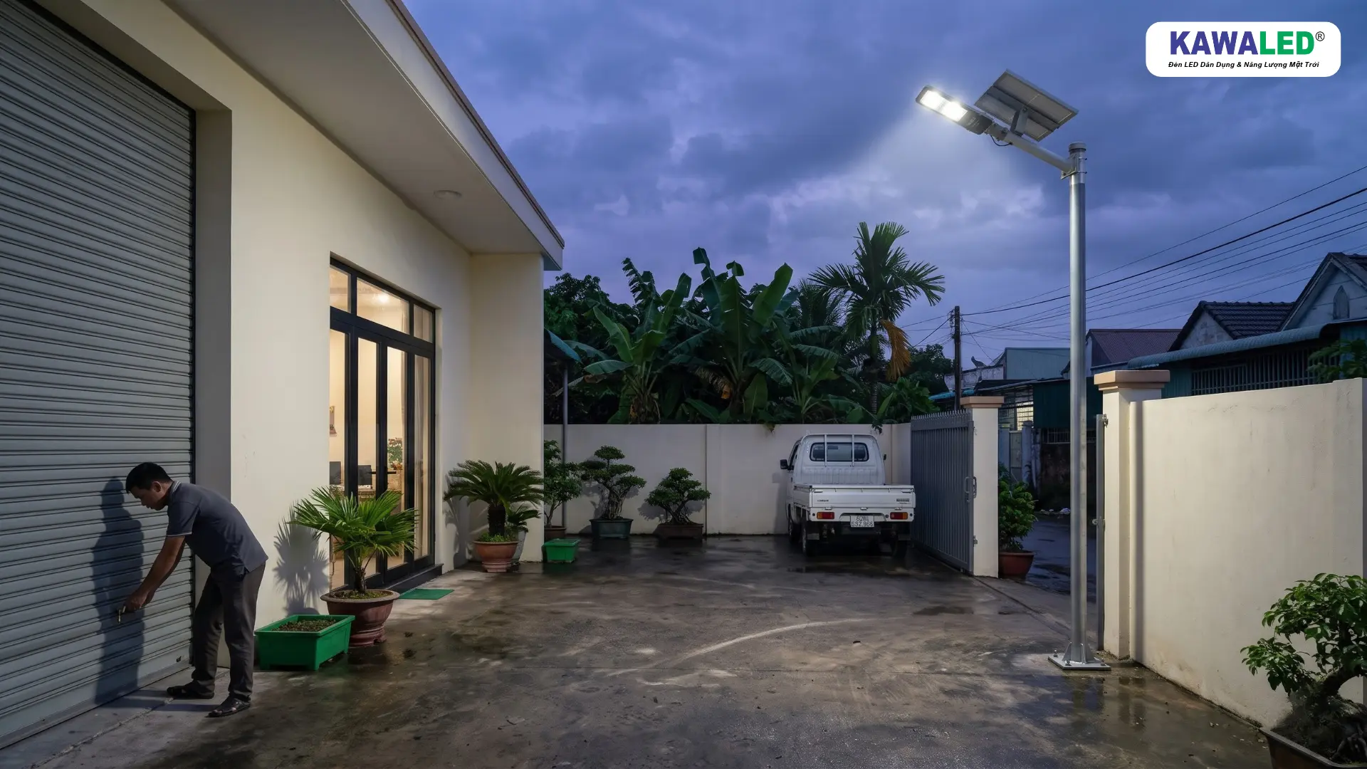 Đèn đường năng lượng mặt trời KAWALED lắp trên cột kim loại chiếu sáng sân kho vào buổi tối.