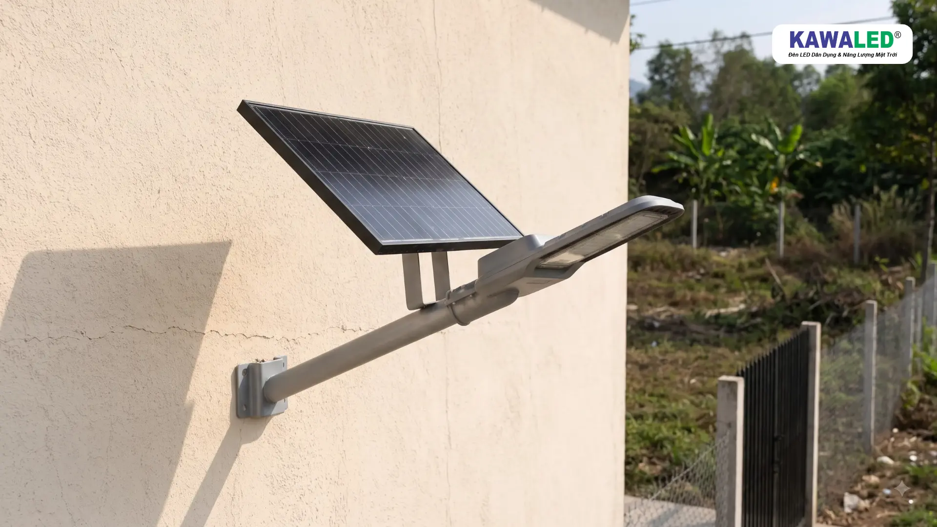 Cận cảnh đèn đường năng lượng mặt trời KAWALED STL2-200W có tấm pin rời lắp trên tường ngoài trời.
