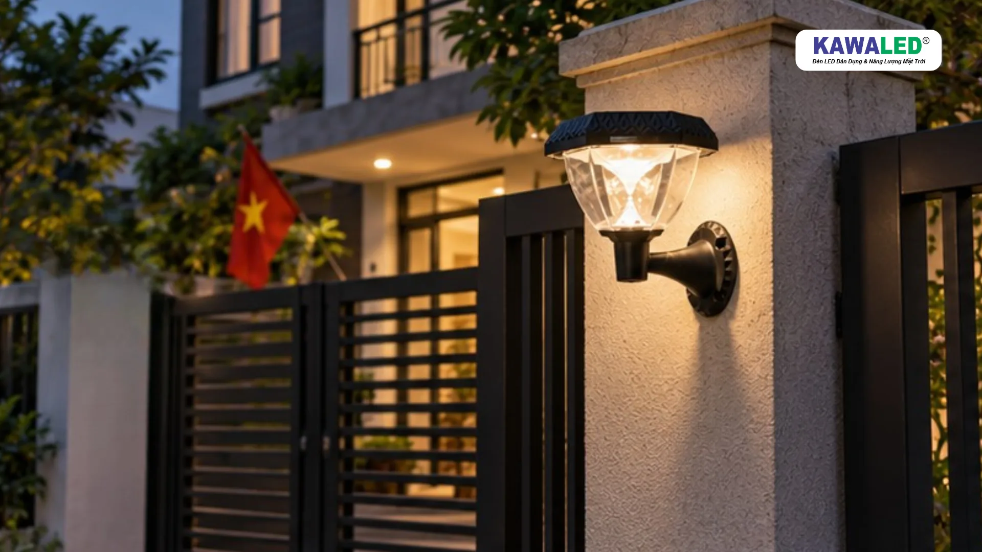 Đèn KAWALED SGC2-3M sáng vàng trên trụ cổng cạnh cổng sắt đen.