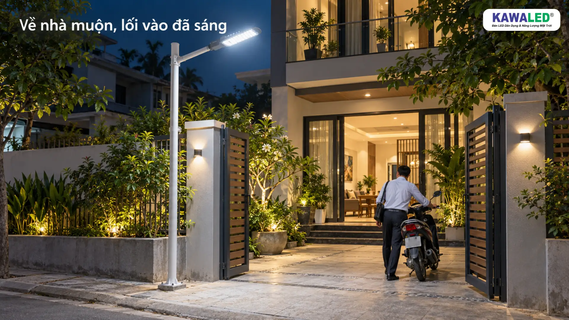 Đèn cảm ứng ánh sáng chiếu sáng lối vào nhà khi người đàn ông dắt xe máy về muộn.