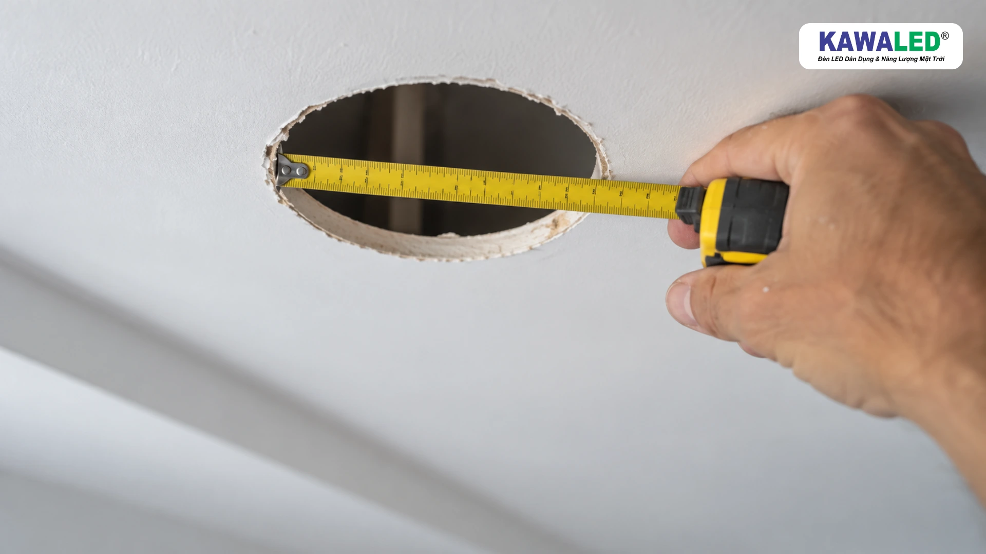 Đo kích thước khoét lỗ đèn âm trần trên trần thạch cao
