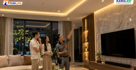 Gia chủ và kỹ thuật viên kiểm tra ánh sáng đèn LED hắt trần trước khi bàn giao nhà