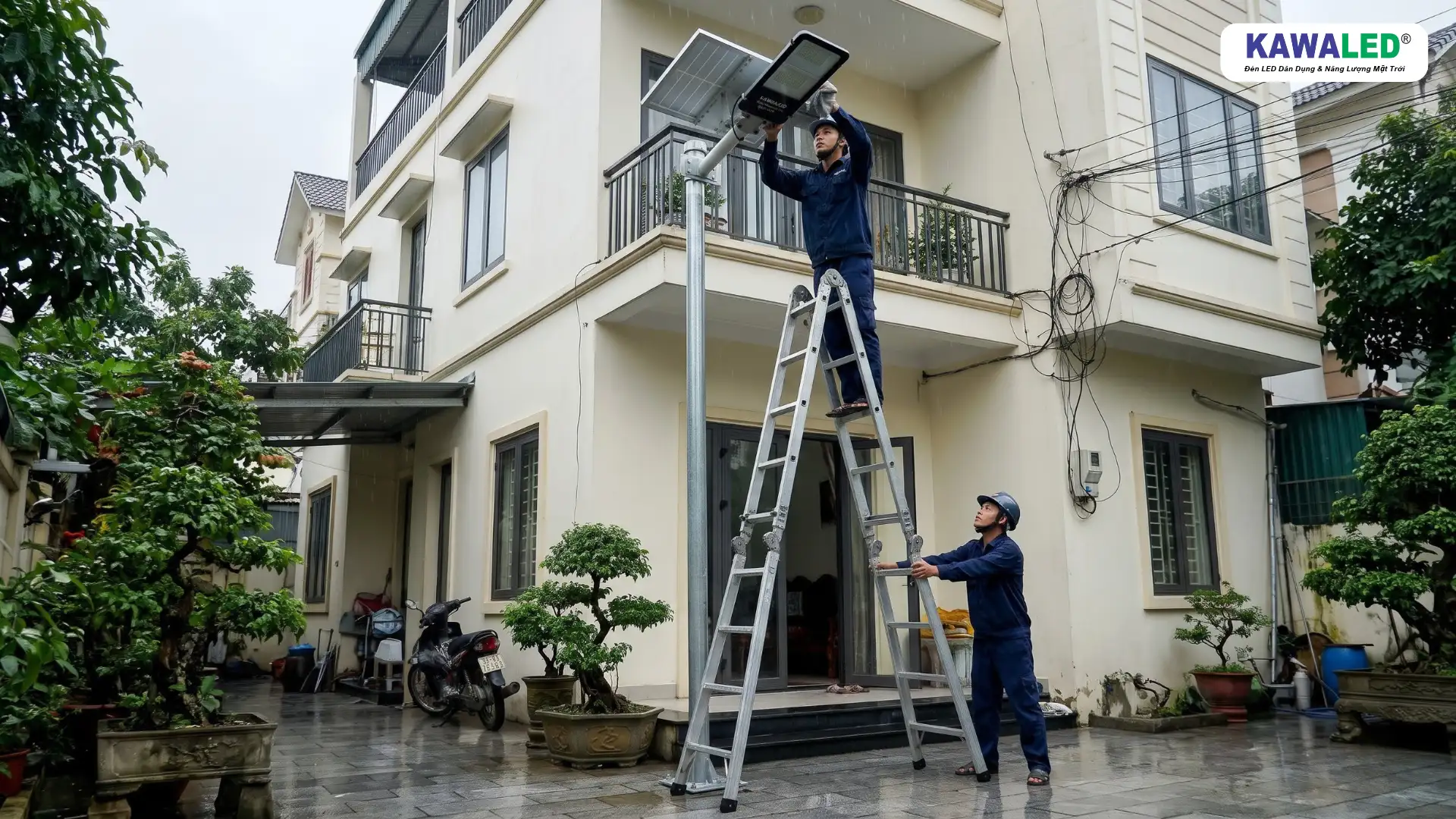 Nhân viên kỹ thuật kiểm tra và bảo dưỡng đèn năng lượng mặt trời KAWALED lắp trên cột thép.