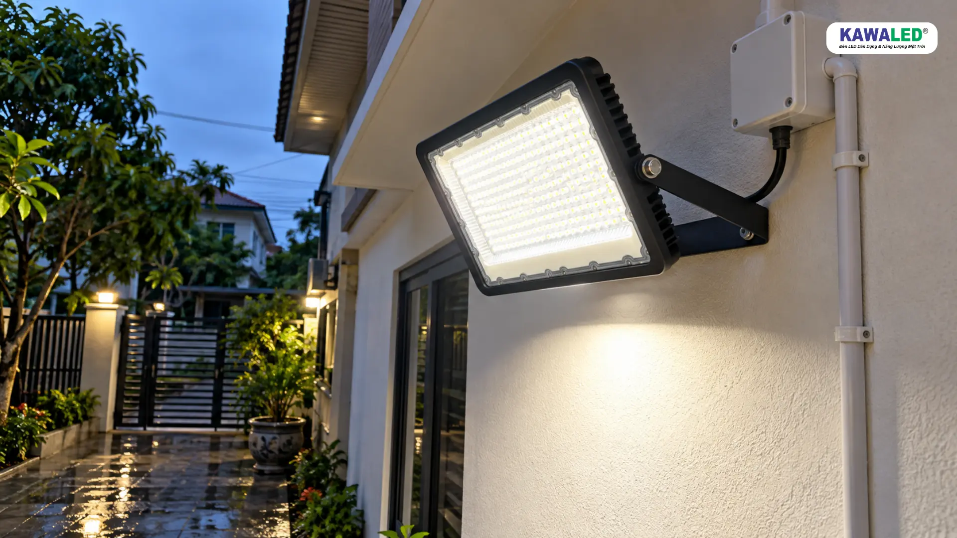 Đèn pha LED ngoài trời đi dây gọn và sử dụng hộp nối điện bảo vệ
