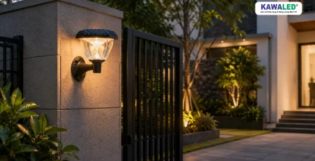 Ánh sáng vàng tại trụ cổng, sân và hiên nhà phố vào buổi tối.