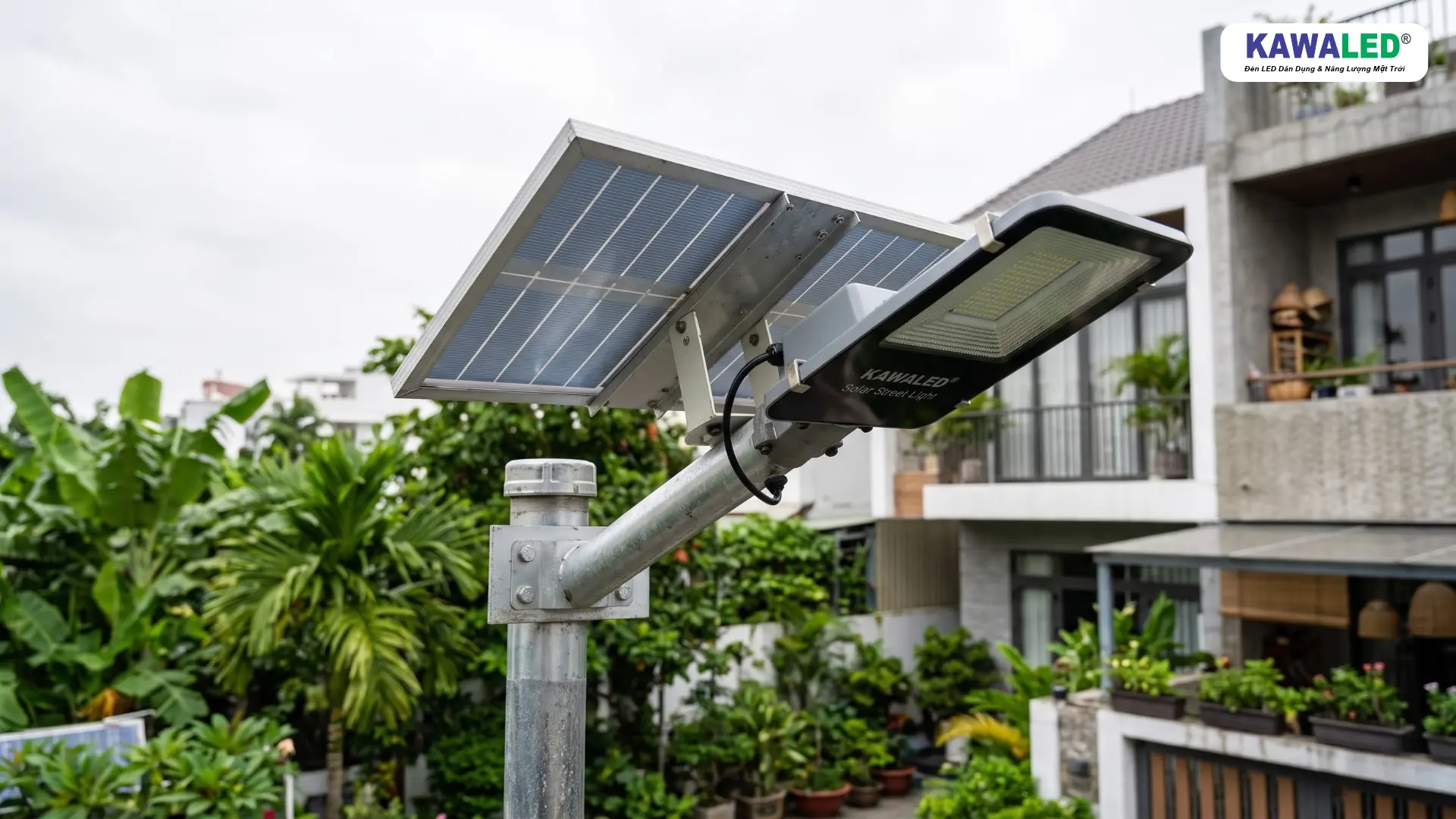 Cận cảnh tấm pin năng lượng mặt trời và đèn LED KAWALED SSL lắp trên cột kim loại.